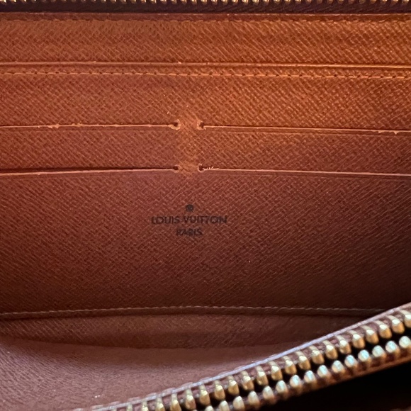 Louis Vuitton | Zippy Wallet w/ Brown Interior | Good to Great Condition - Picture 9 of 14